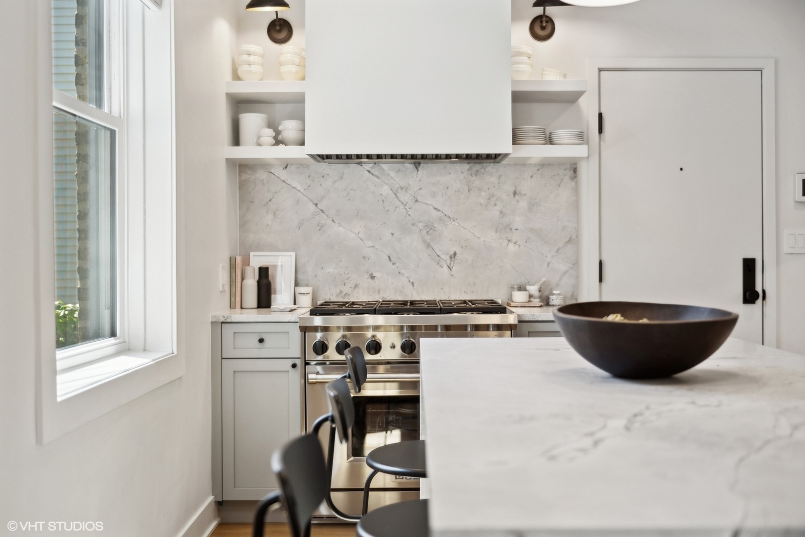 1649 W WAVELAND Avenue