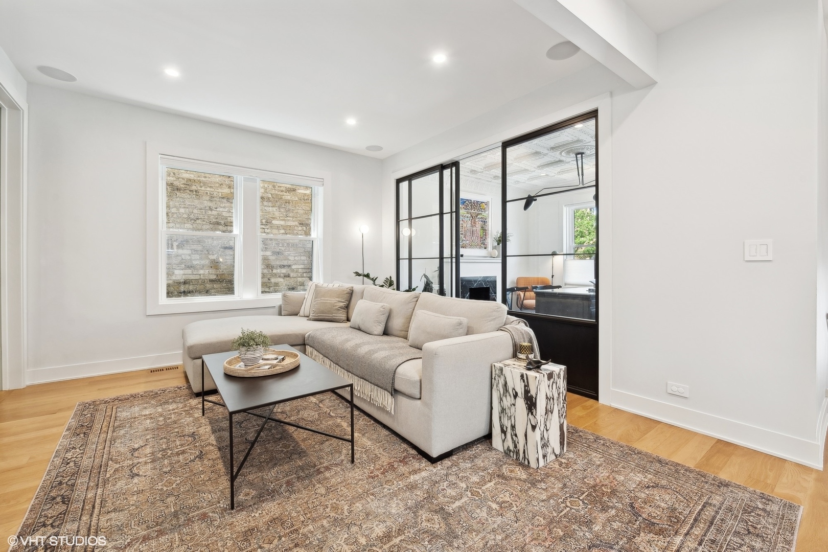 1649 W WAVELAND Avenue