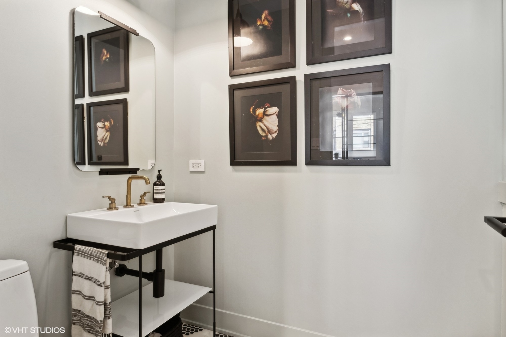 1649 W WAVELAND Avenue