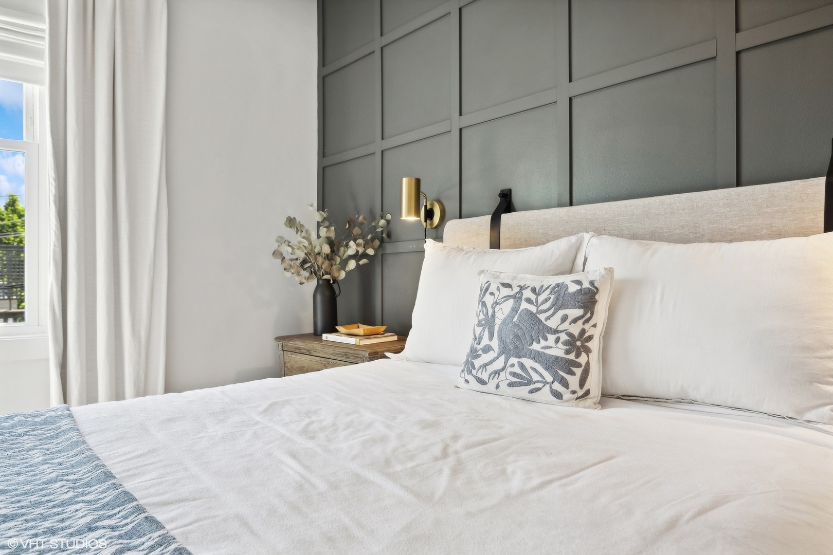 1649 W WAVELAND Avenue