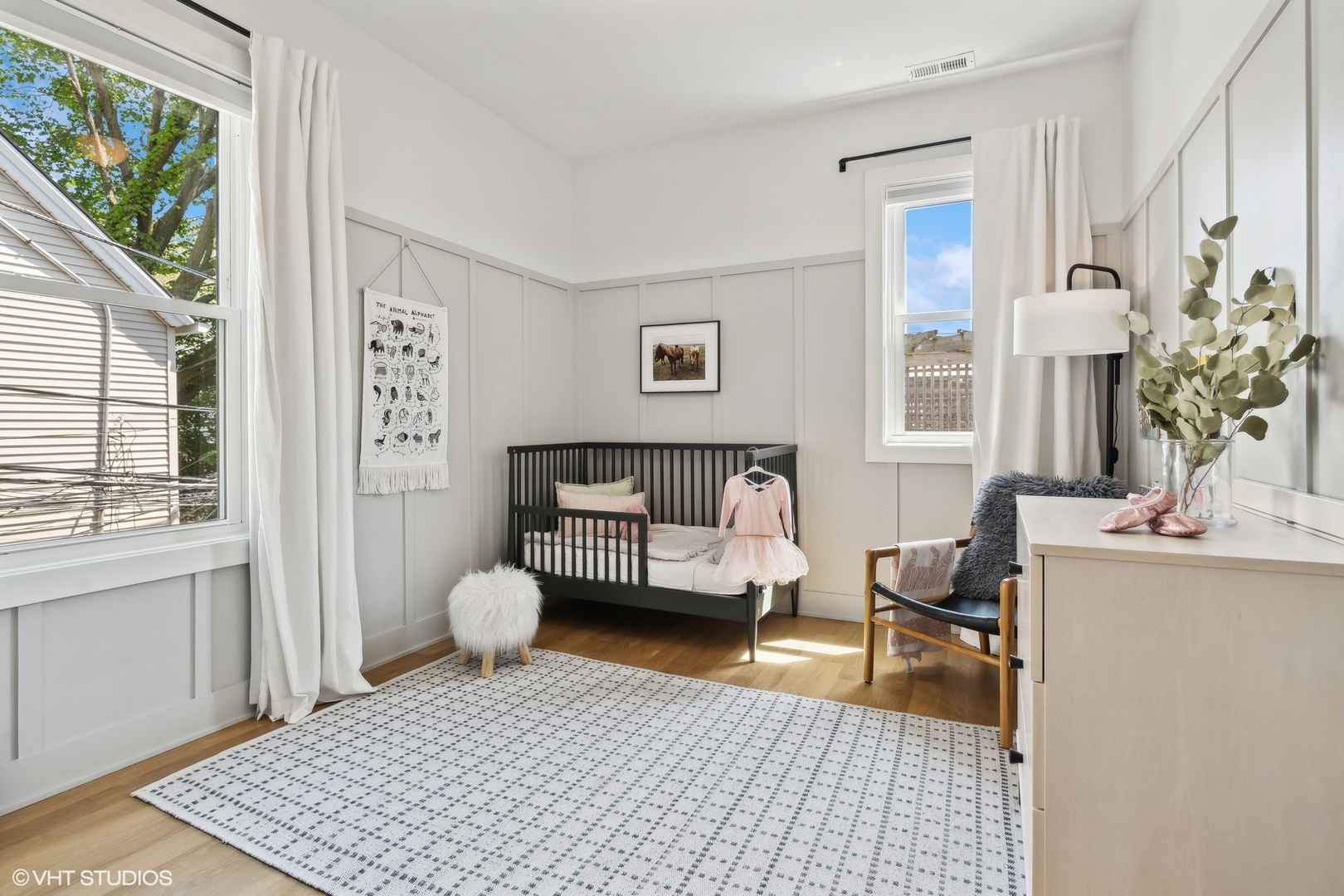 1649 W WAVELAND Avenue