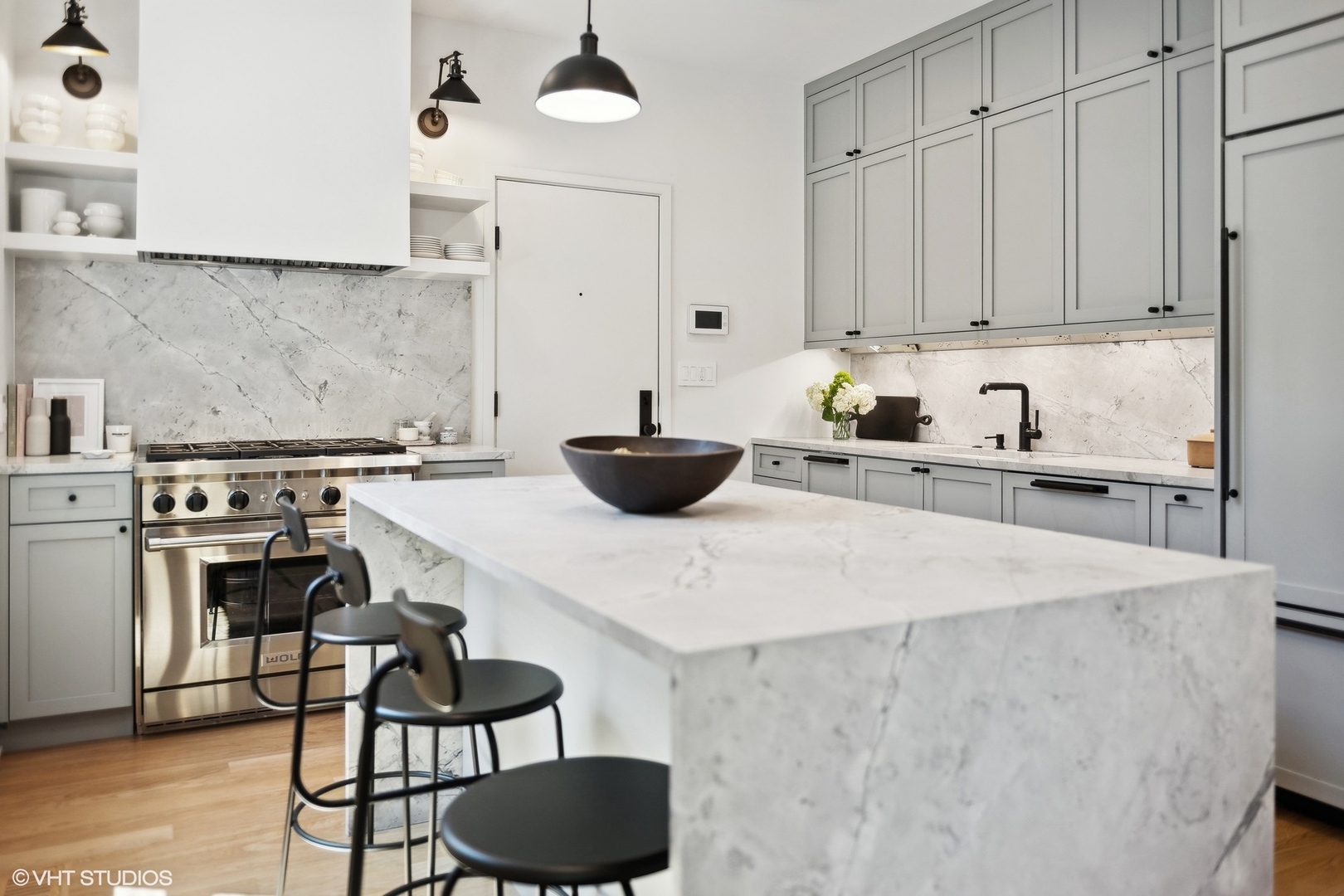 1649 W WAVELAND Avenue