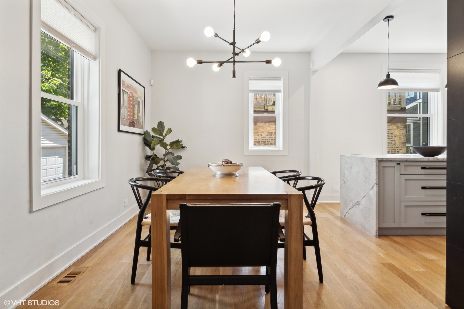 1649 W WAVELAND Avenue