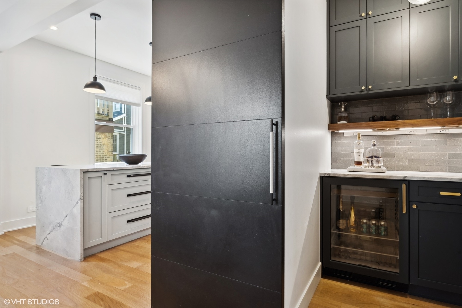 1649 W WAVELAND Avenue