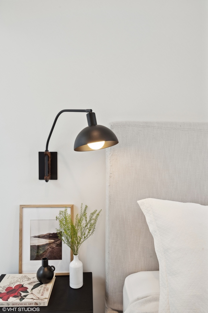 1649 W WAVELAND Avenue