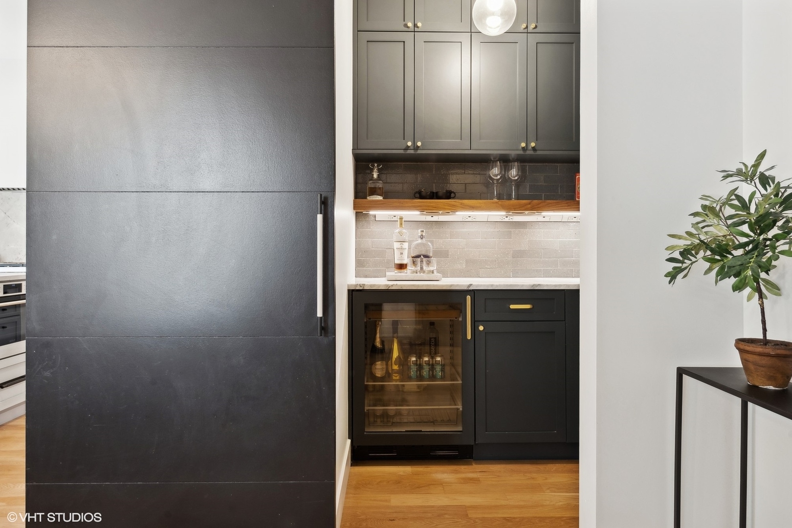 1649 W WAVELAND Avenue