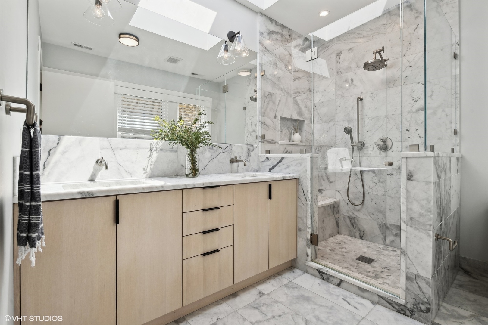 1649 W WAVELAND Avenue