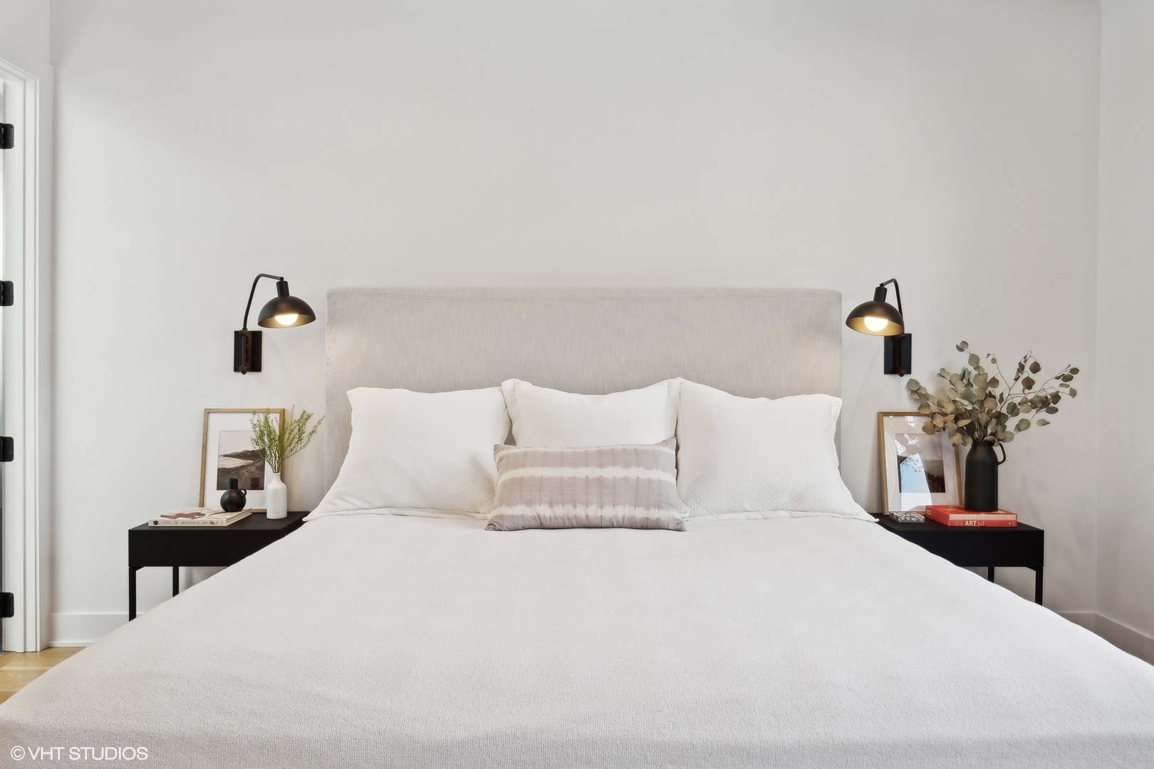 1649 W WAVELAND Avenue