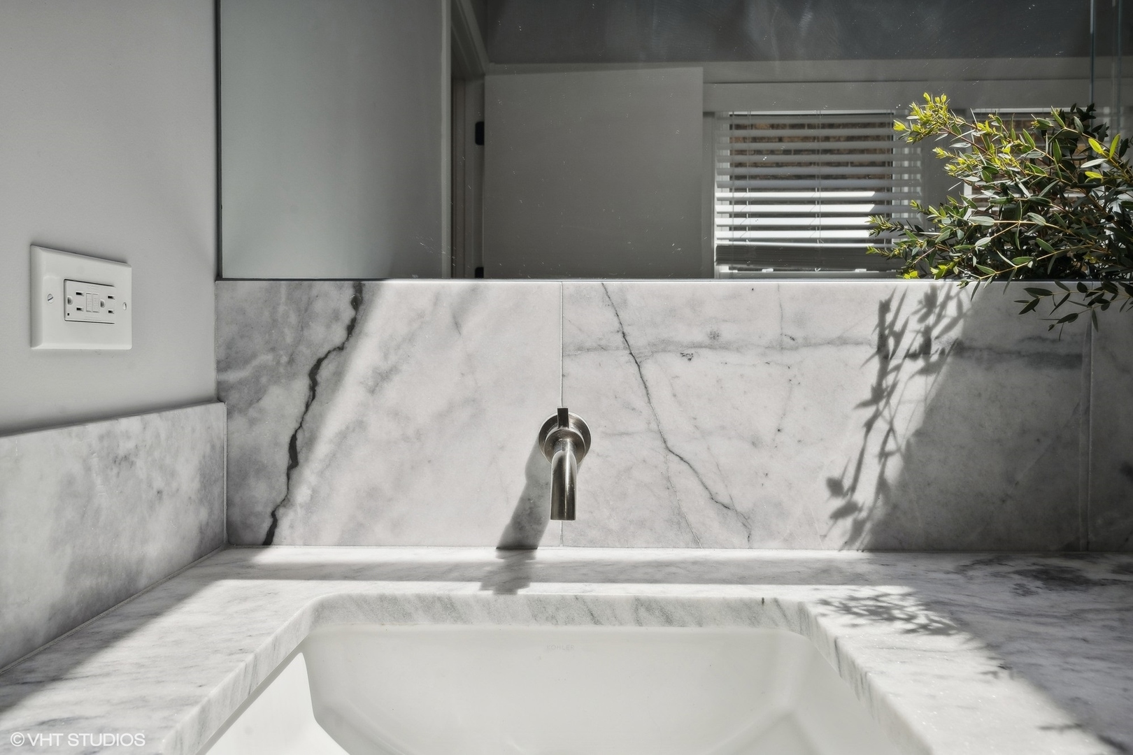 1649 W WAVELAND Avenue