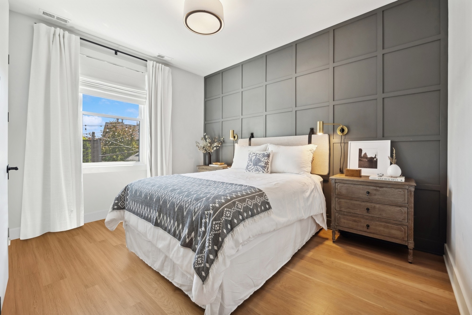 1649 W WAVELAND Avenue