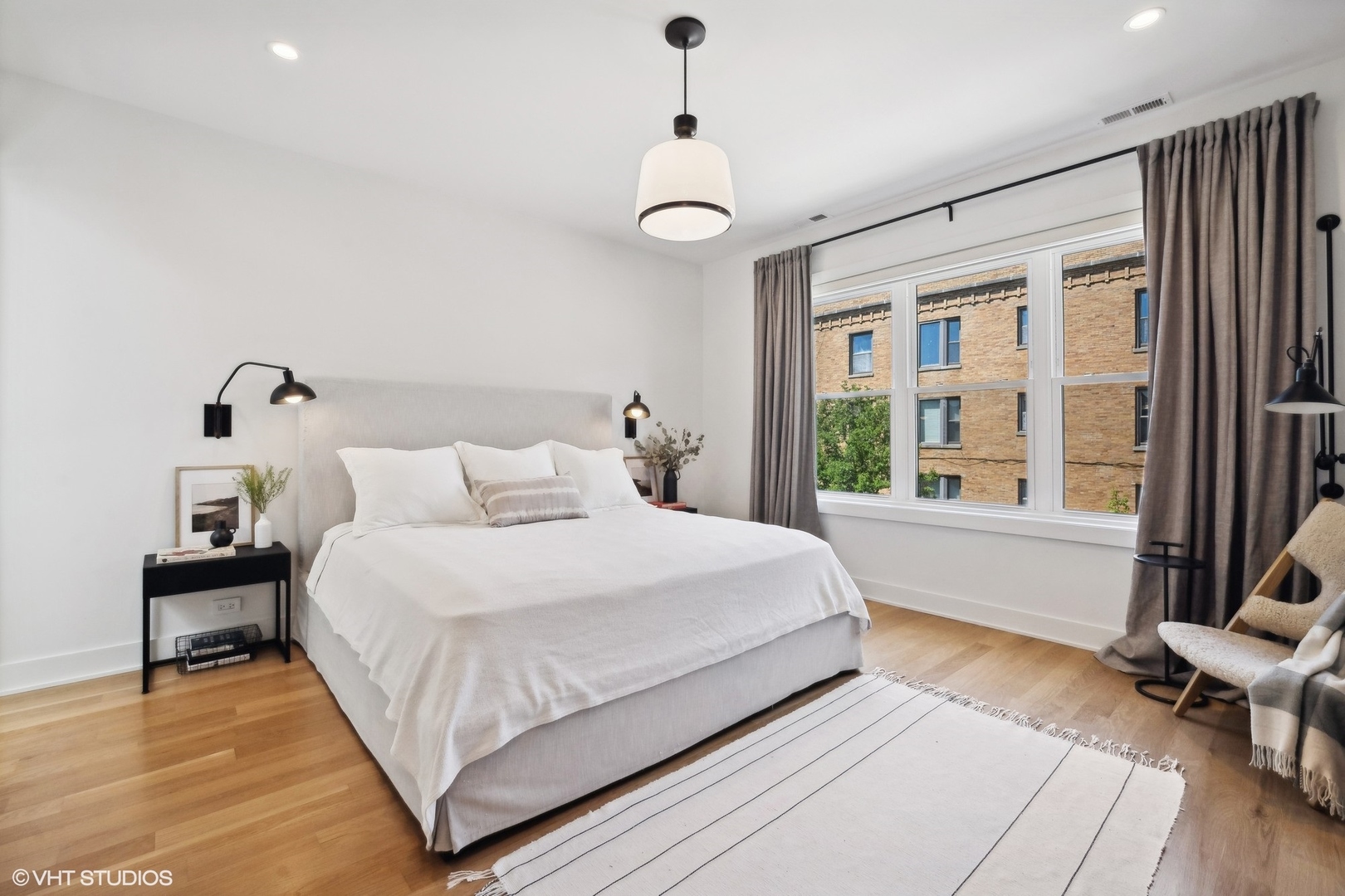 1649 W WAVELAND Avenue