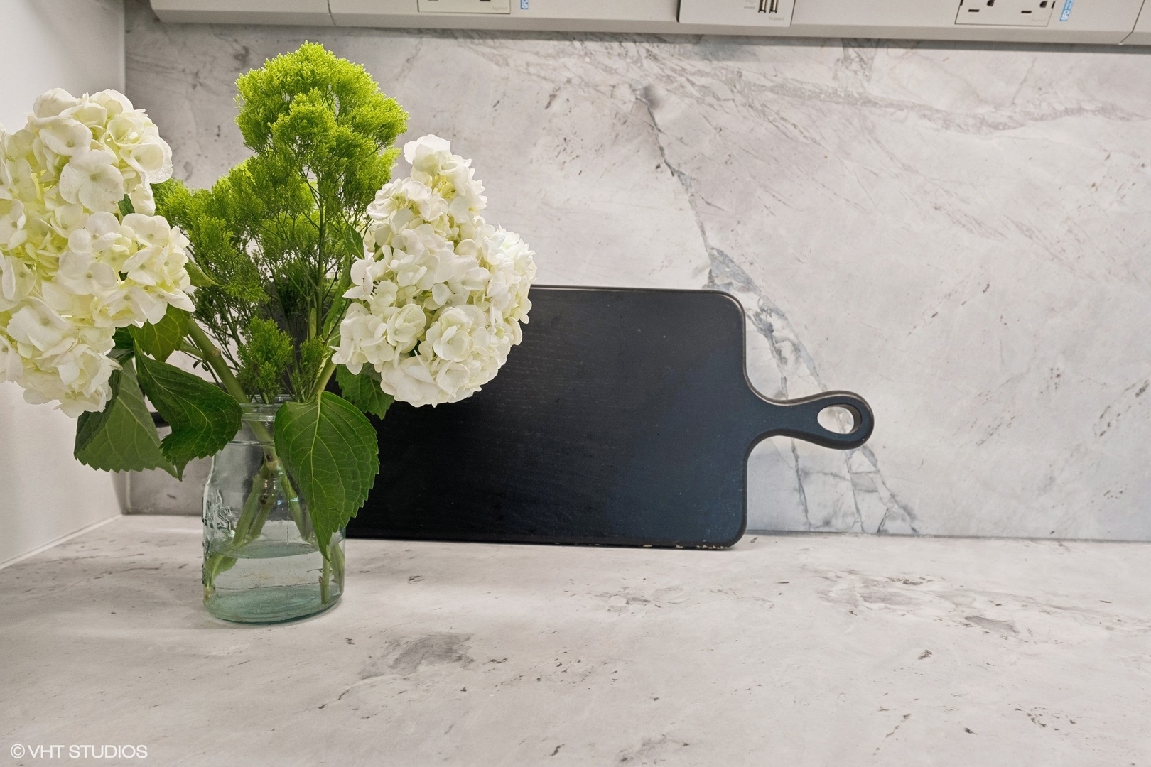 1649 W WAVELAND Avenue