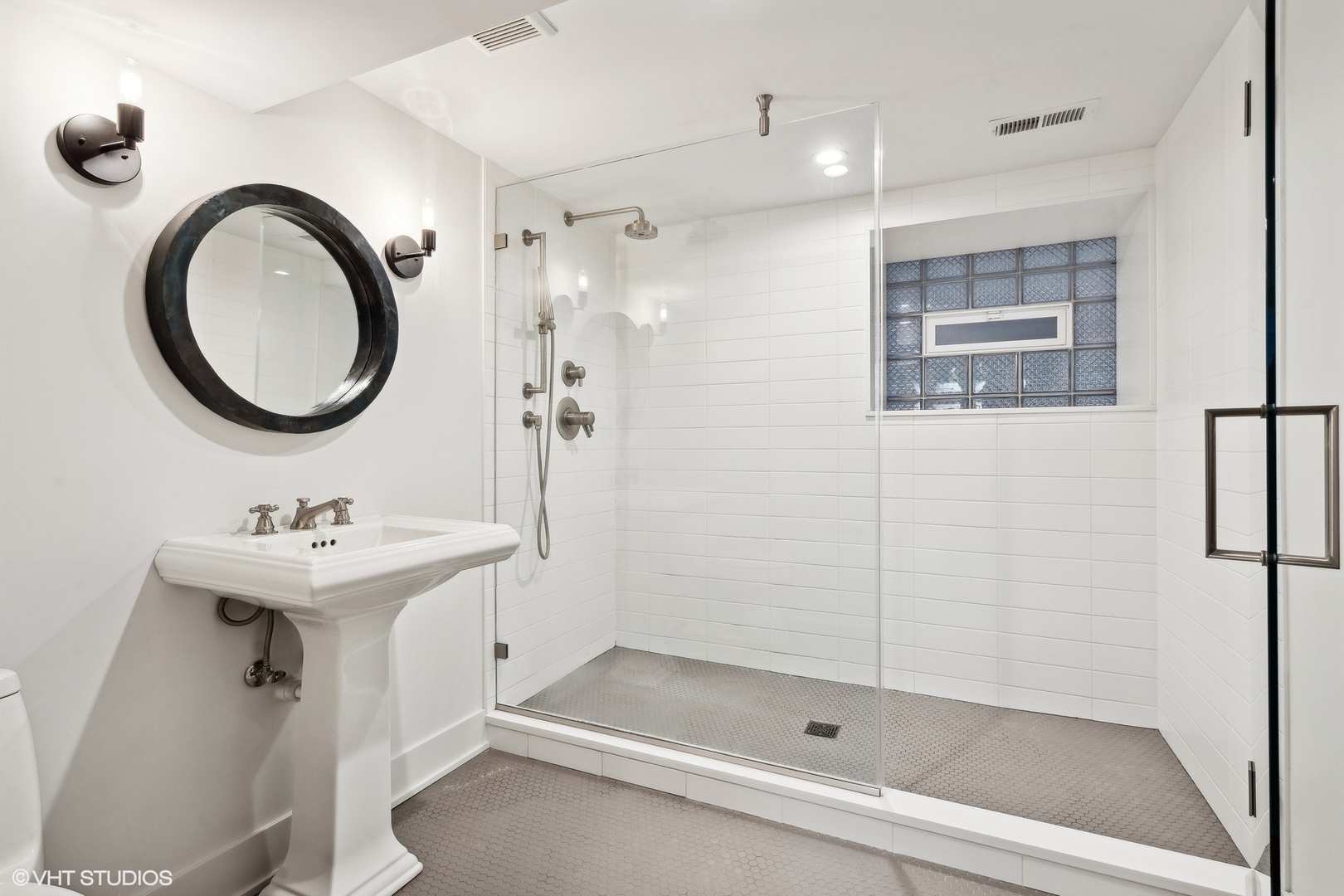 1649 W WAVELAND Avenue