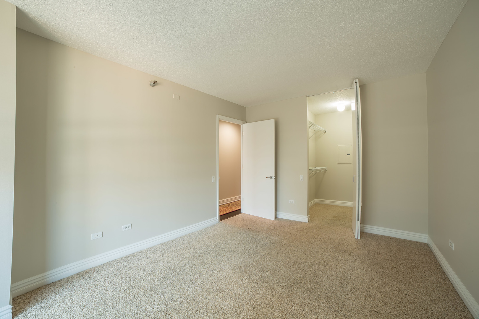 400 N LaSalle Street Unit: 904