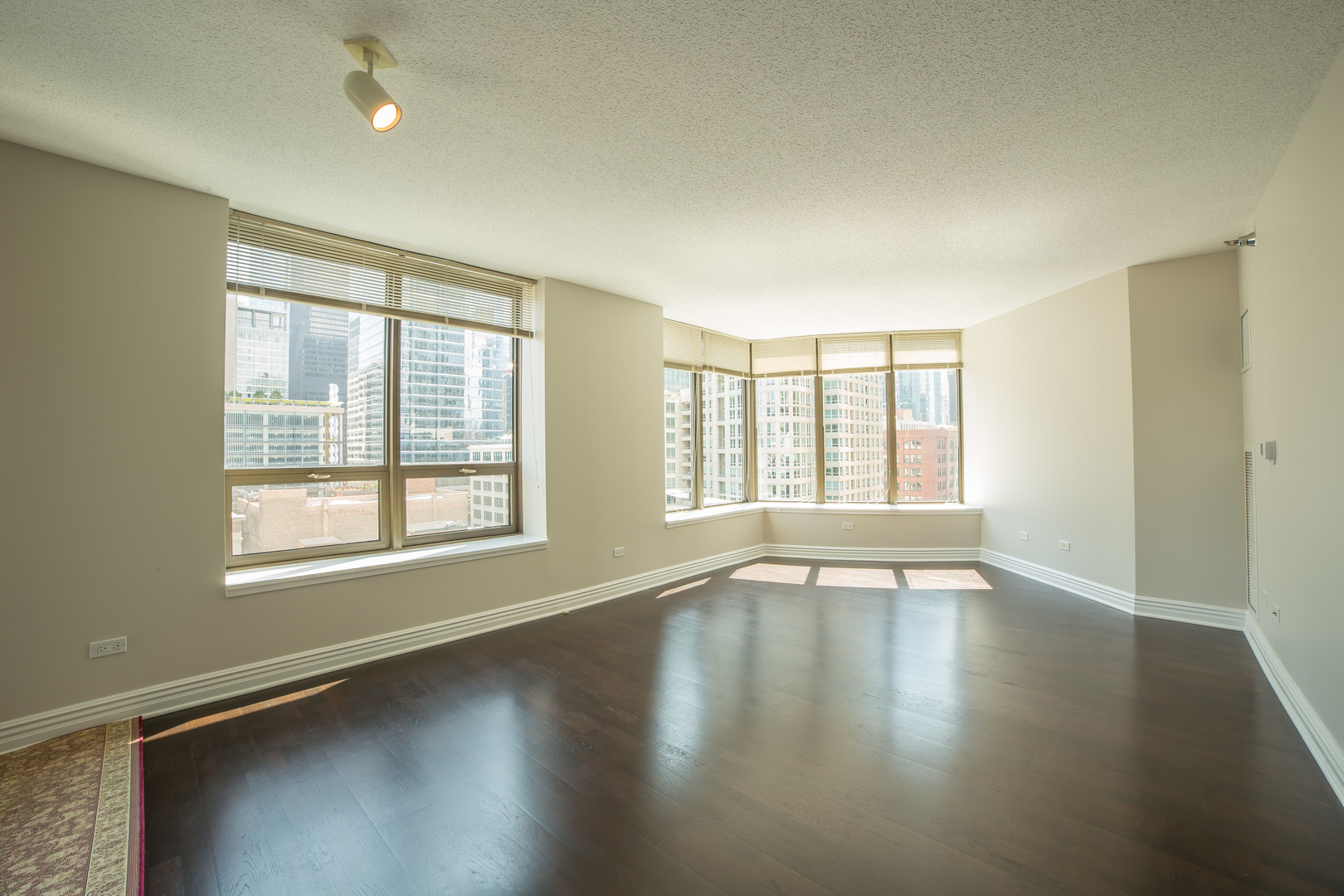 400 N LaSalle Street Unit: 904