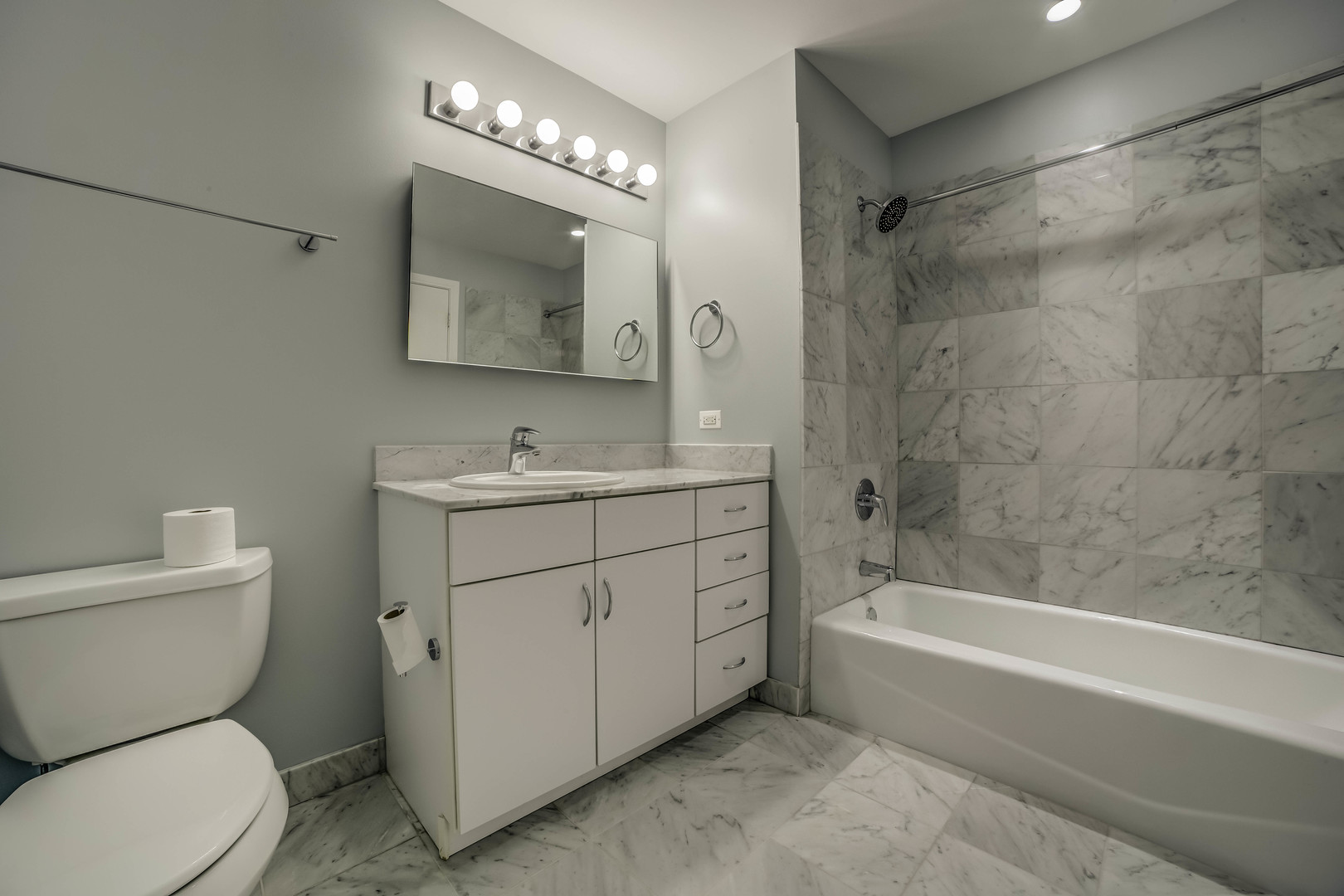 860 W Blackhawk Street Unit: 1208
