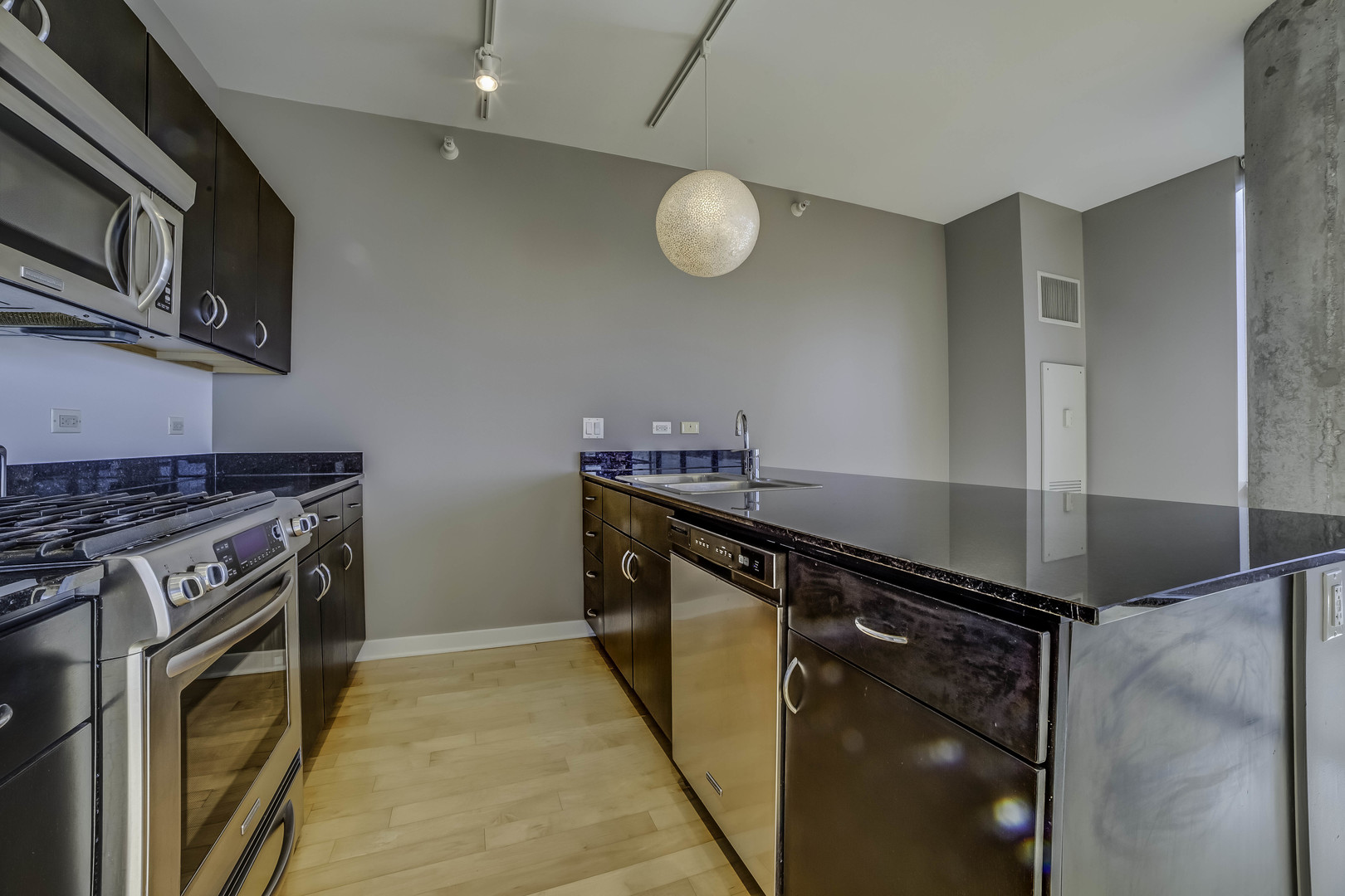 860 W Blackhawk Street Unit: 1208
