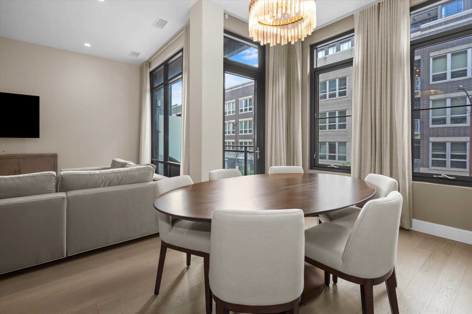 31 N Aberdeen Street Unit: 2S