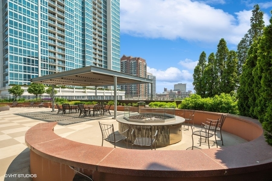1600 S Prairie Avenue Unit: 1704
