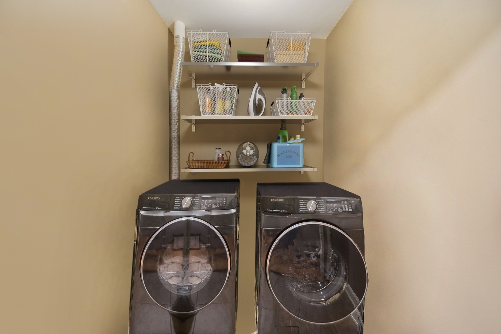 1600 S Prairie Avenue Unit: 1704