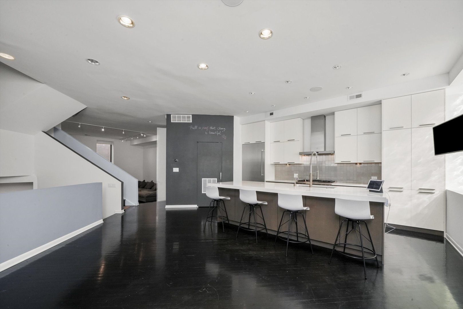 119 W CHESTNUT Street Unit: 5