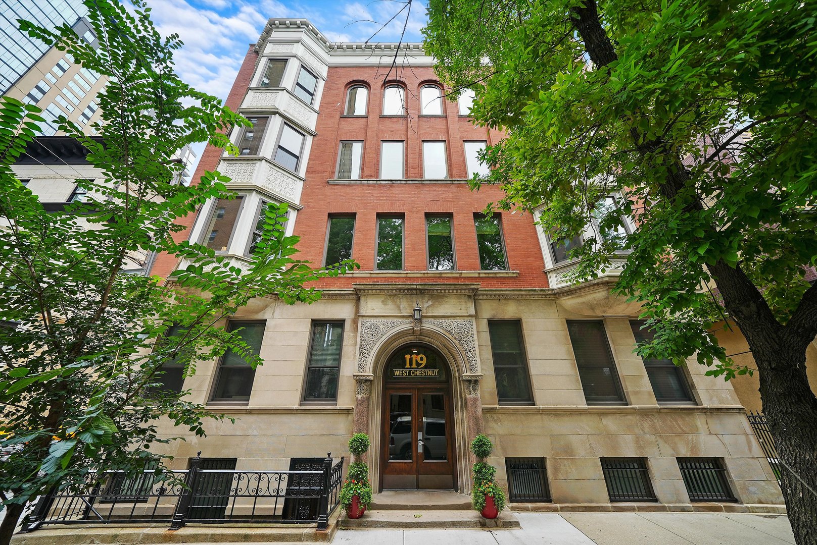 119 W CHESTNUT Street Unit: 5