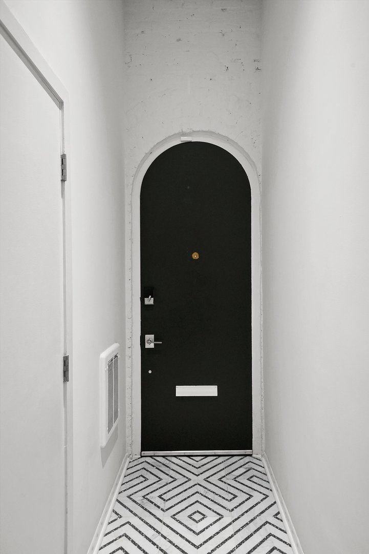 119 W CHESTNUT Street Unit: 5