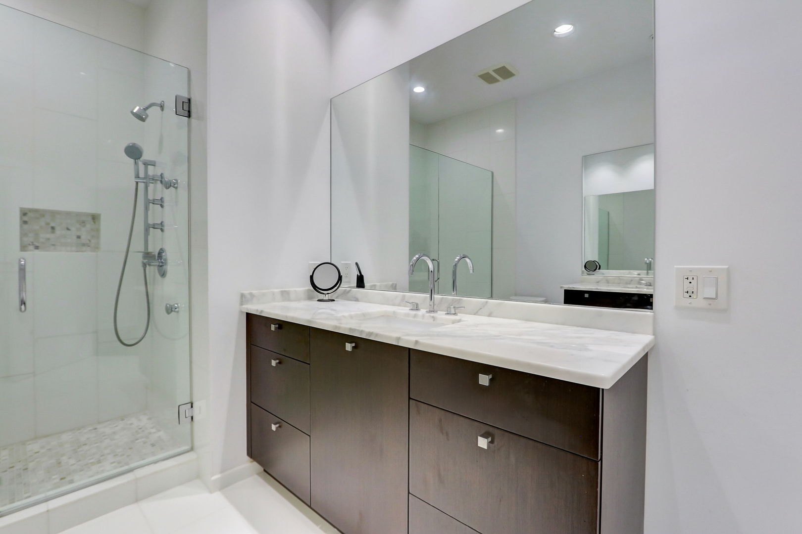 119 W CHESTNUT Street Unit: 5