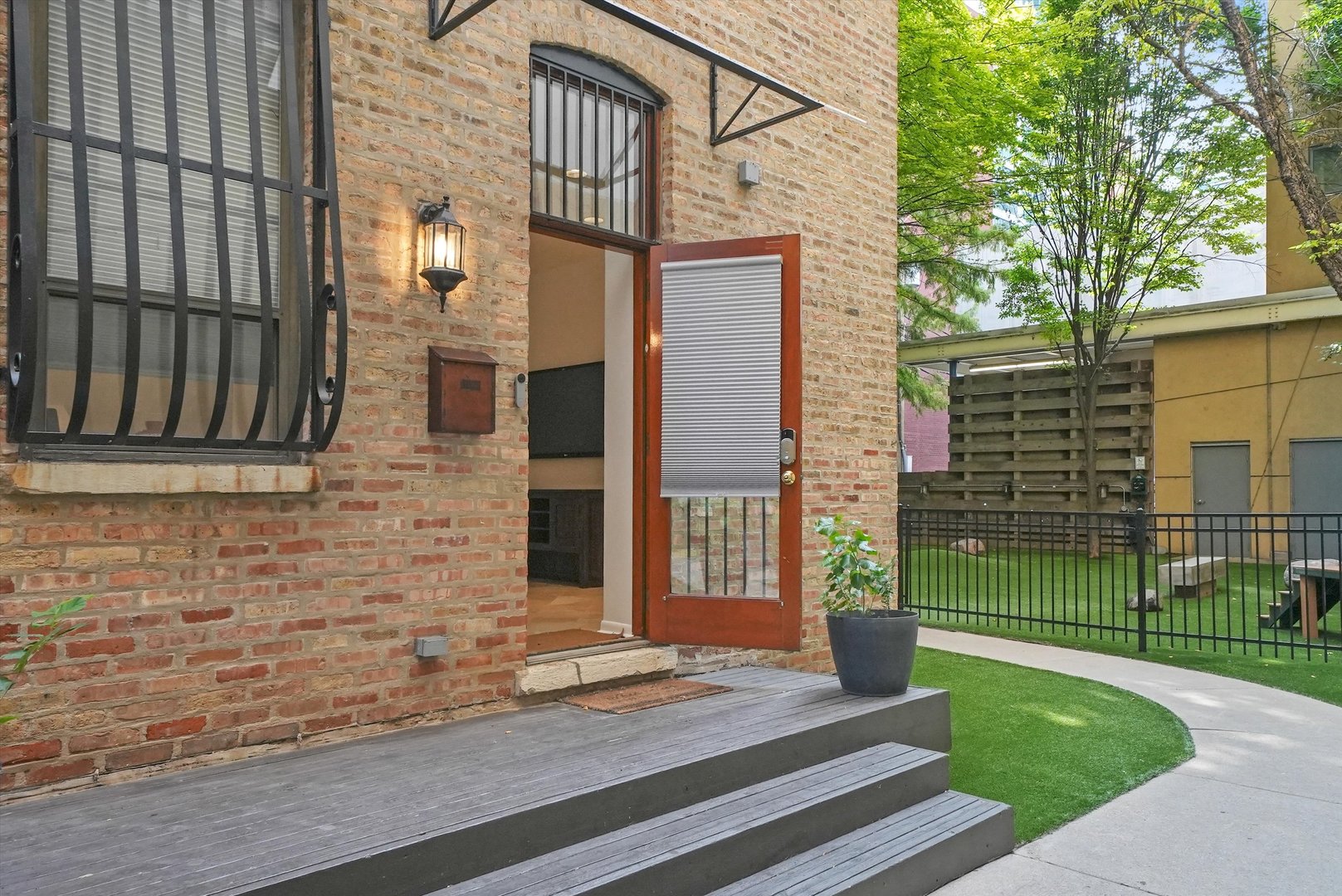 119 W CHESTNUT Street Unit: 5