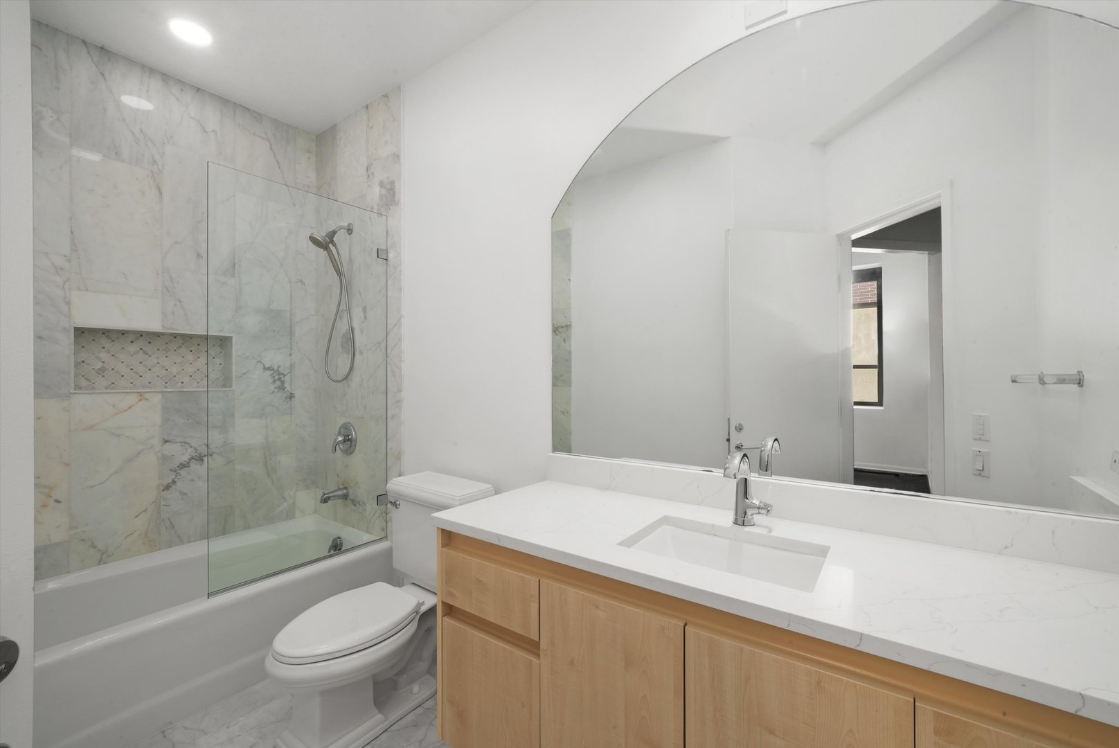 119 W CHESTNUT Street Unit: 5