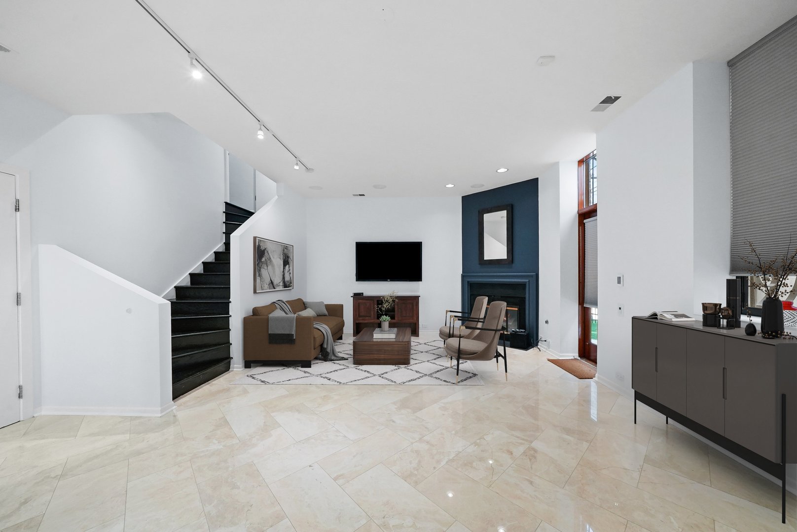 119 W CHESTNUT Street Unit: 5