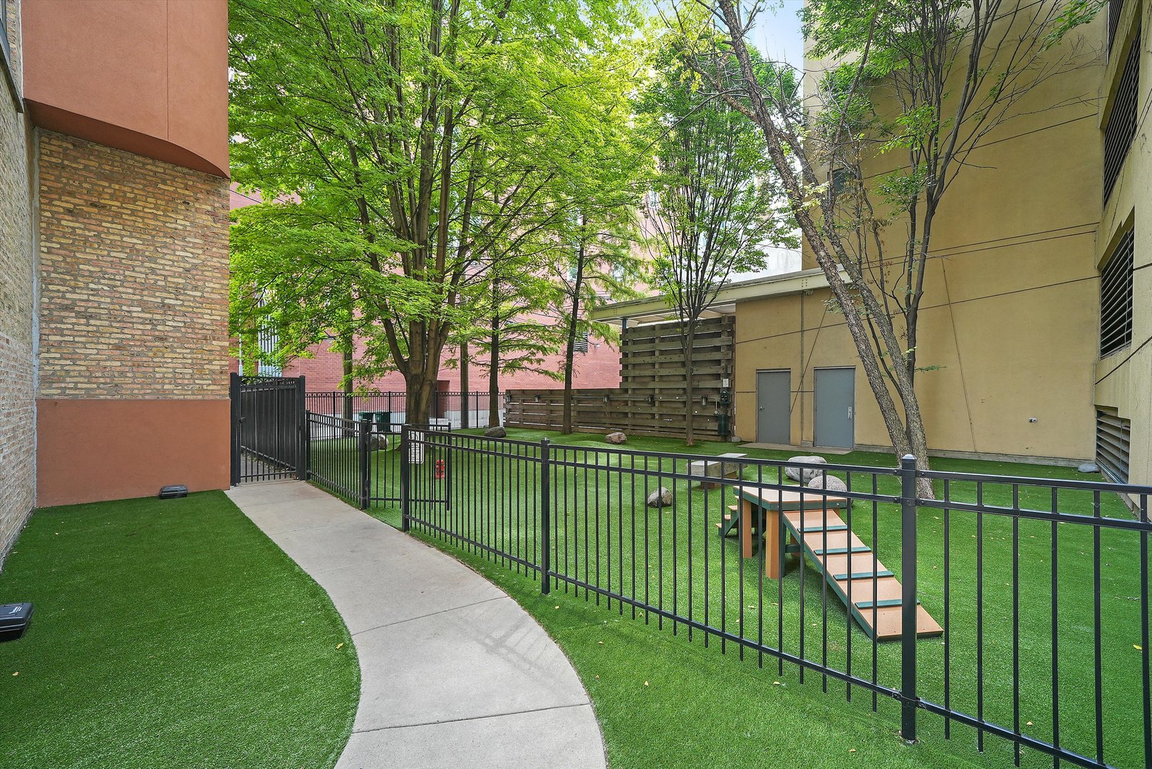 119 W CHESTNUT Street Unit: 5