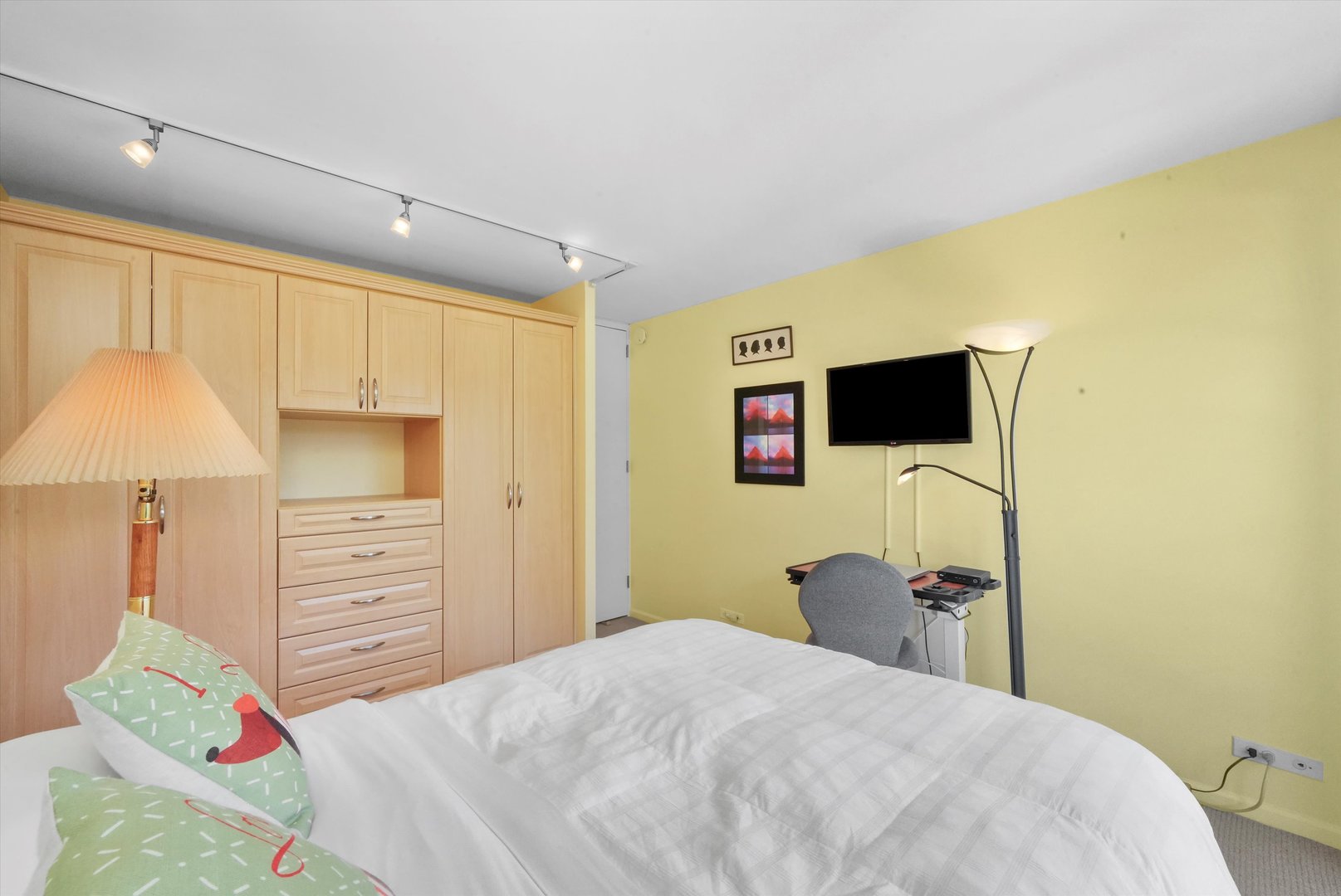 1960 N Lincoln Park W Unit: 404