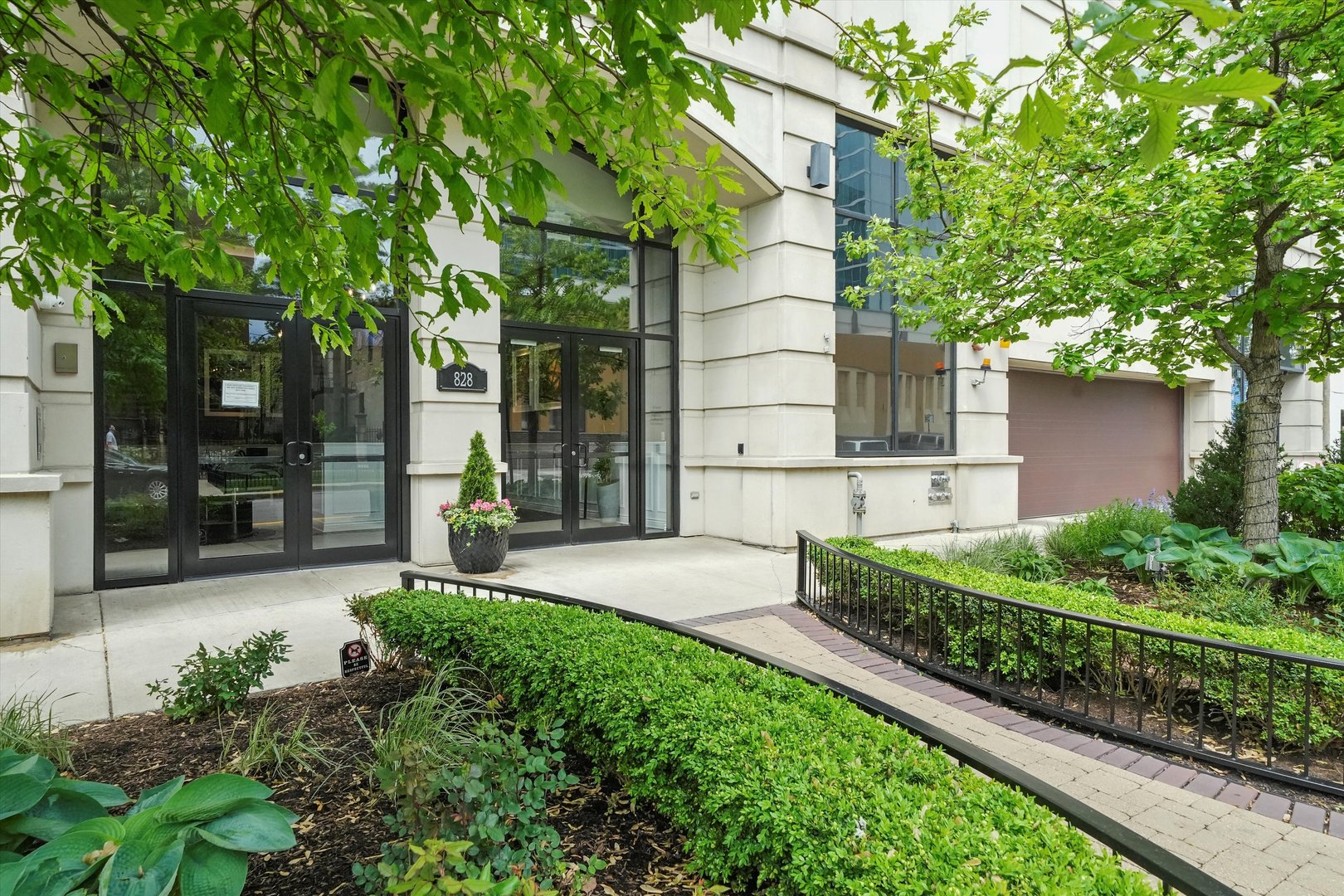 828 W Grace Street Unit: 1004