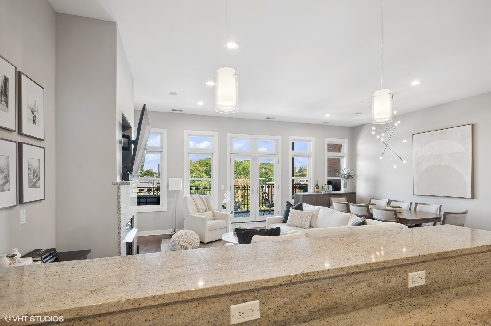 3432 N Southport Avenue Unit: PH