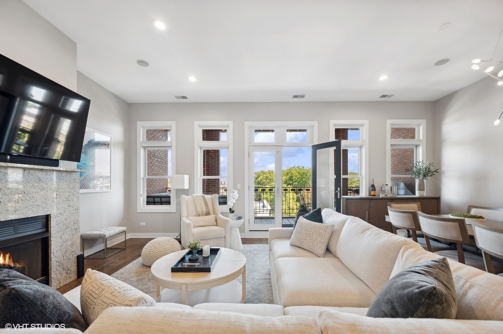 3432 N Southport Avenue Unit: PH