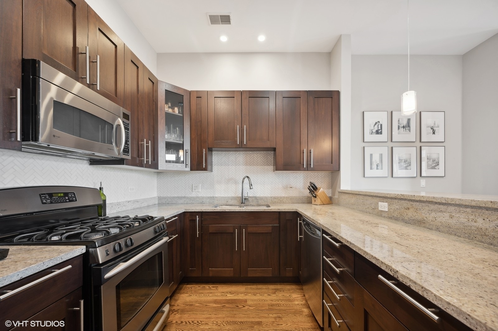3432 N Southport Avenue Unit: PH
