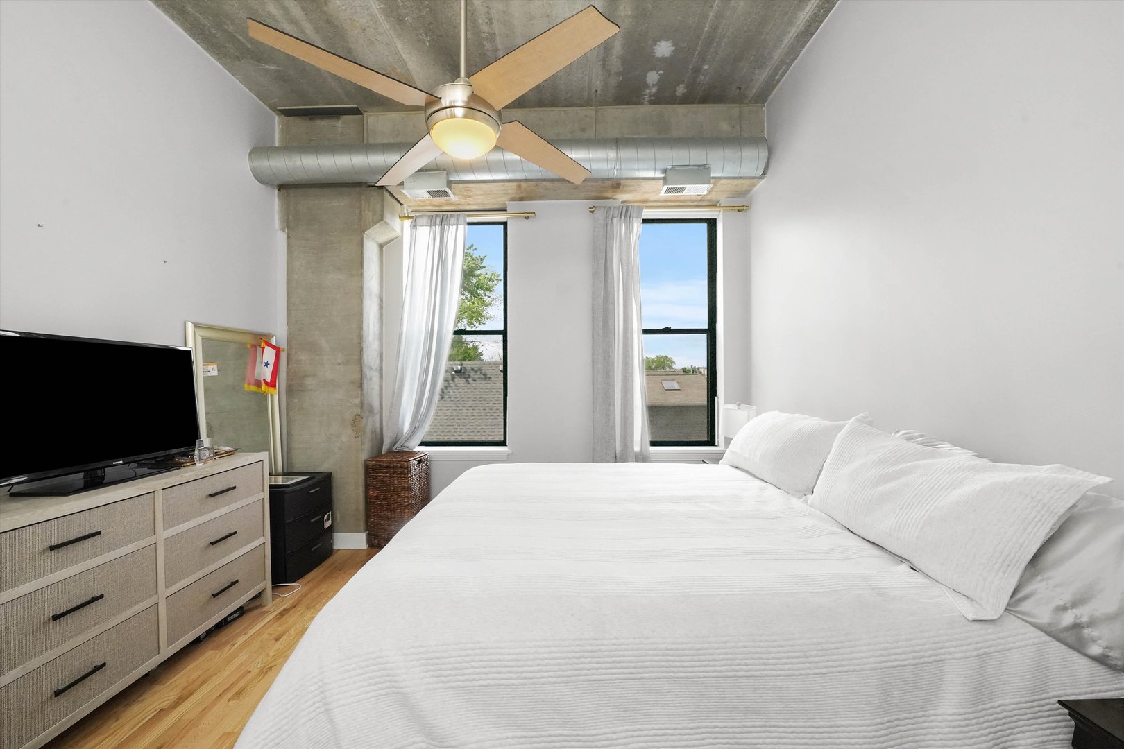 1635 W Belmont Avenue Unit: 404