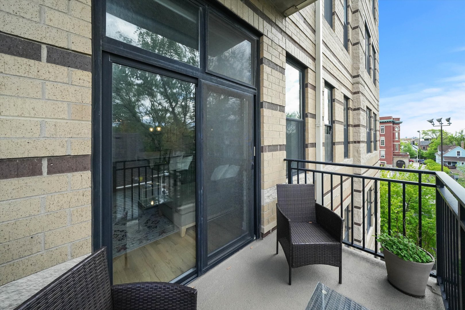 1635 W Belmont Avenue Unit: 404