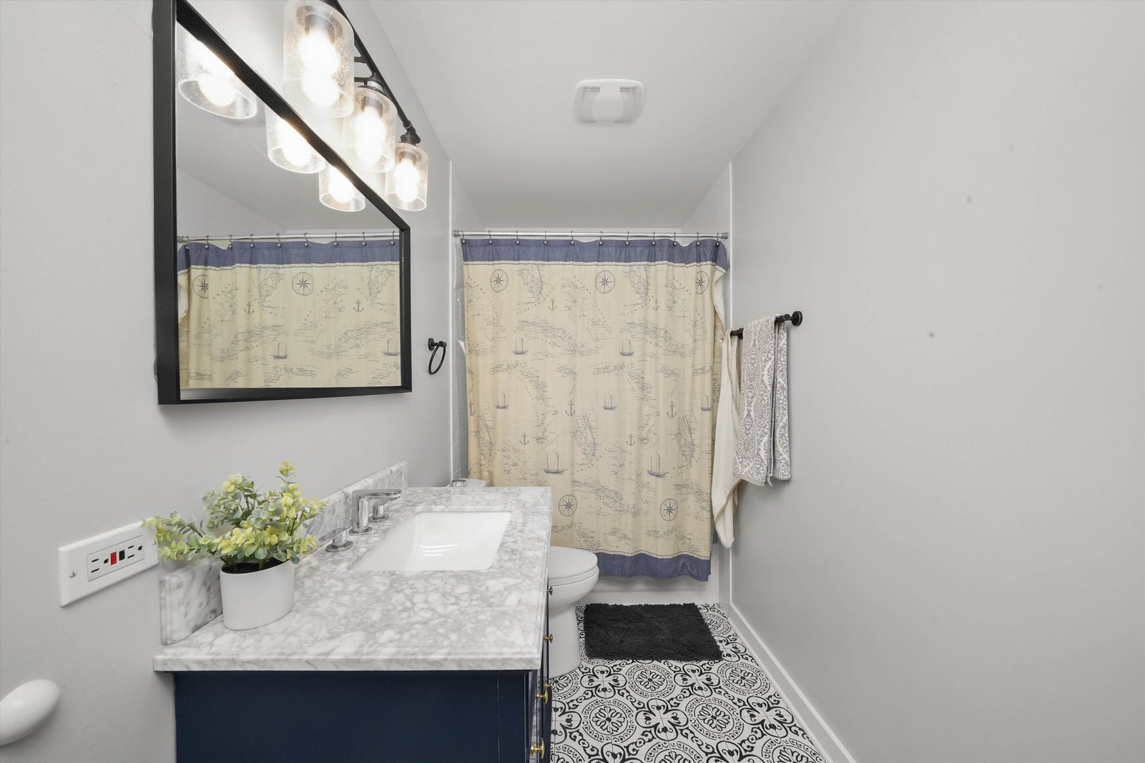 1635 W Belmont Avenue Unit: 404