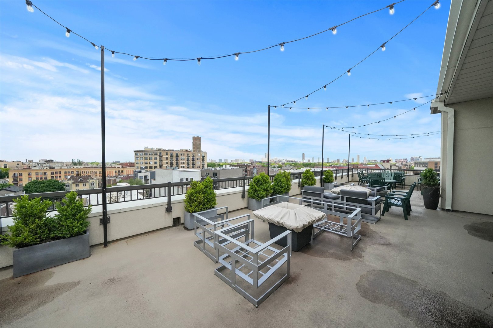 1635 W Belmont Avenue Unit: 404