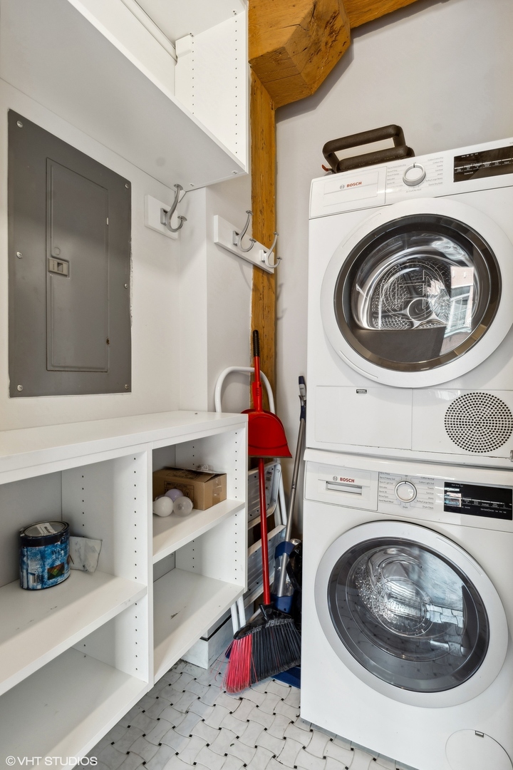 226 N Clinton Street Unit: 402