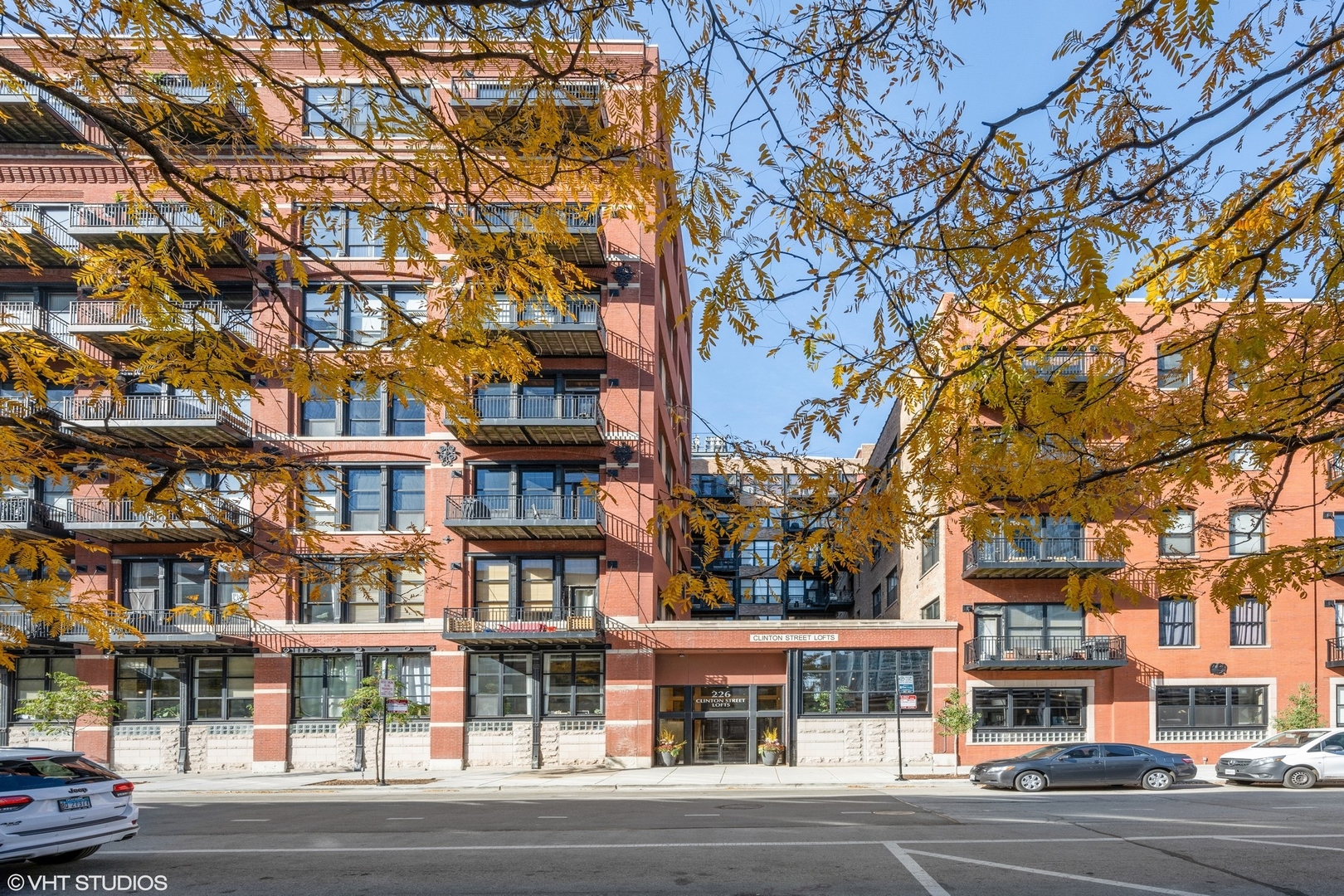 226 N Clinton Street Unit: 402