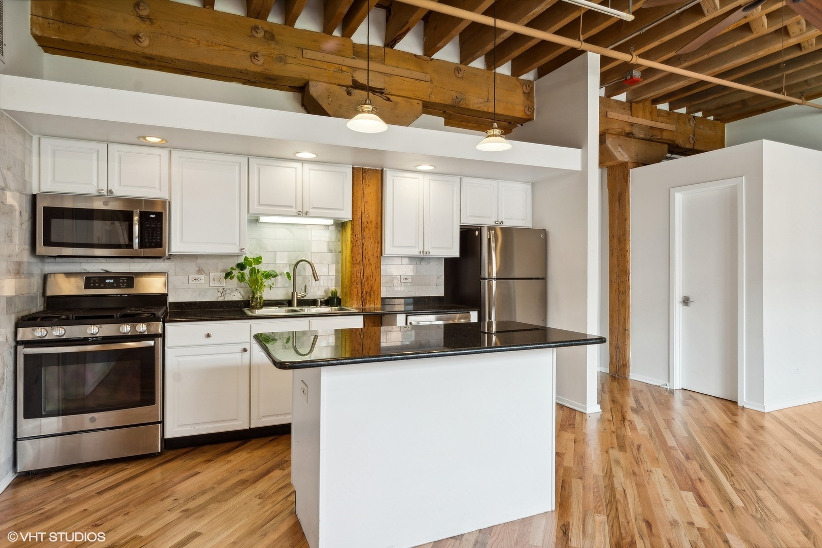 226 N Clinton Street Unit: 402