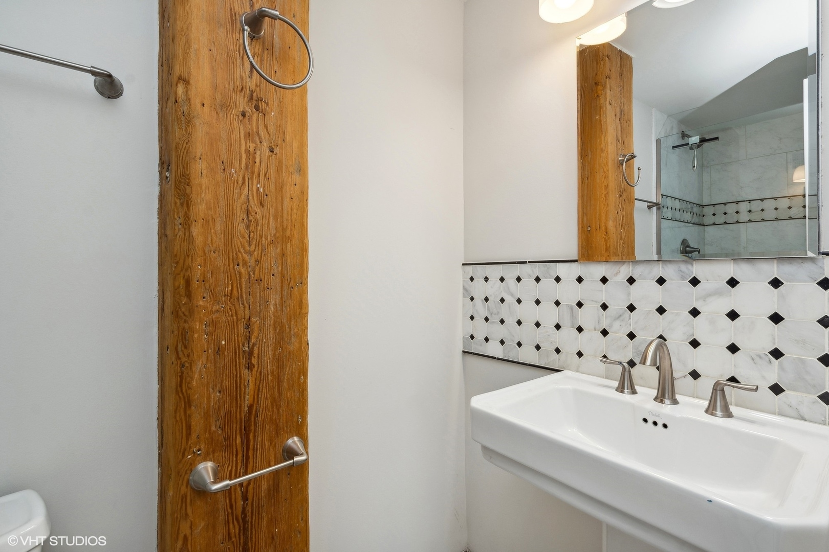 226 N Clinton Street Unit: 402