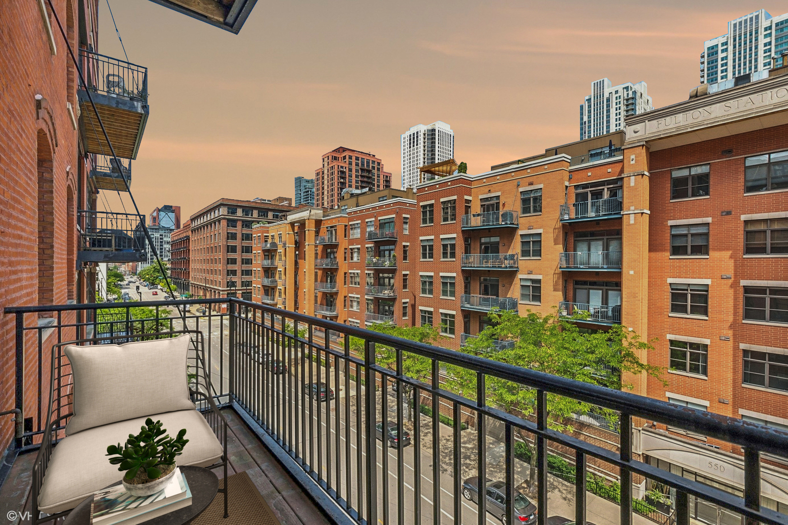 226 N Clinton Street Unit: 402