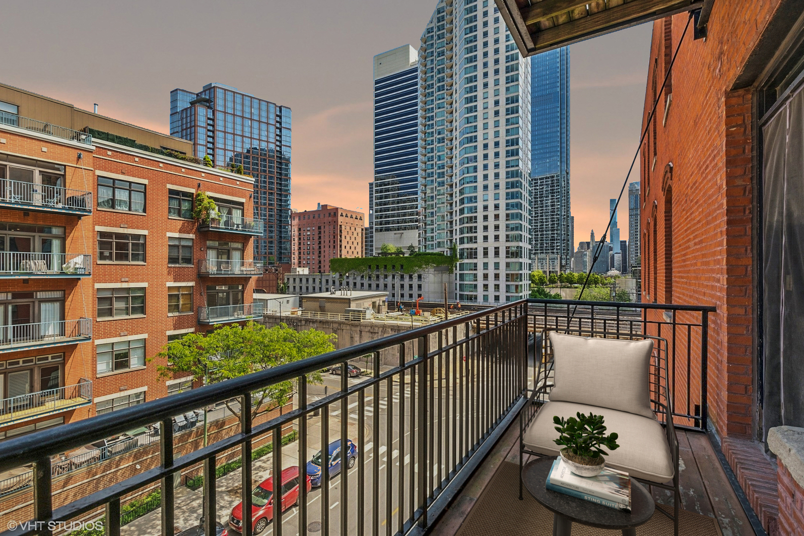 226 N Clinton Street Unit: 402