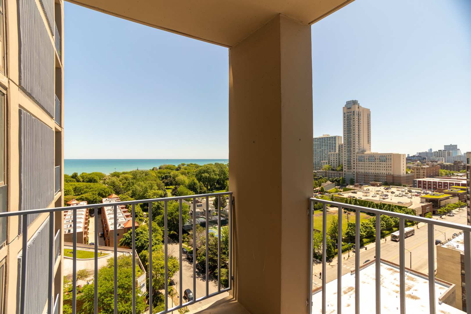 5320 N Sheridan Road Unit: 1302