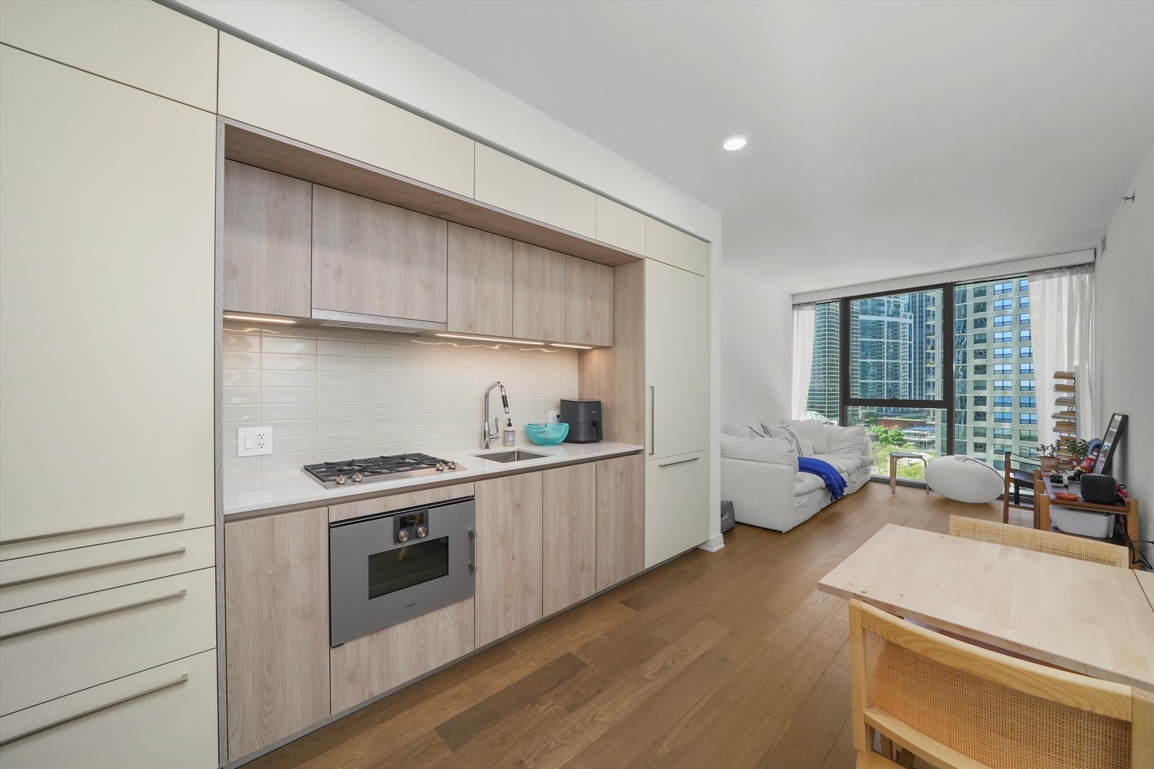 211 N Harbor Drive Unit: 807