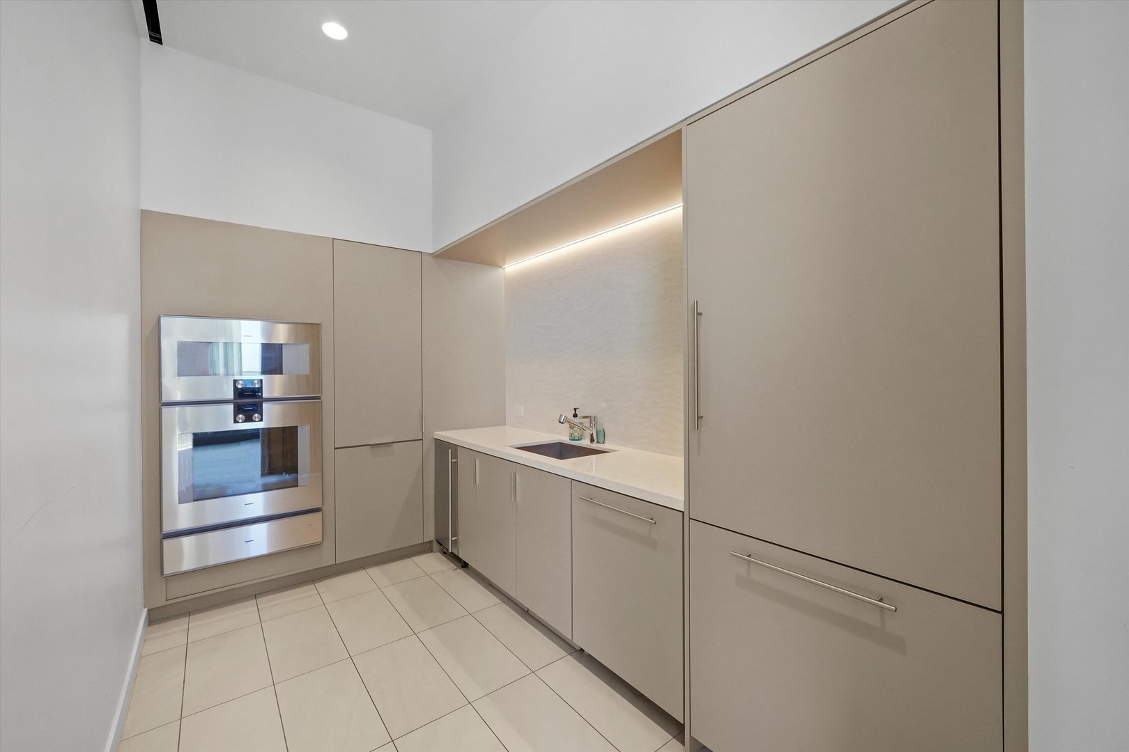 211 N Harbor Drive Unit: 807